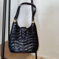 ハンドバッグ　肩がけ　ゴールドチャーム　ブラック　デザインバッグ　昭和レトロ