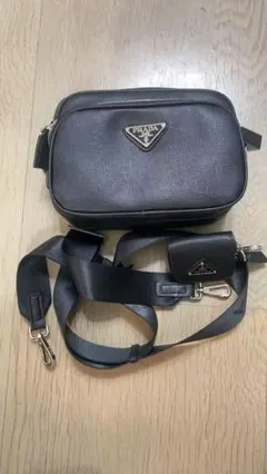 プラダ⭐️*エナメル調三角ロゴ ブラック 二つ折り財布 レザー