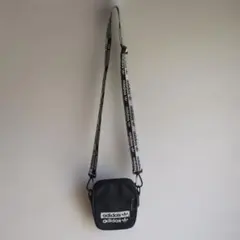 アディダス　ミニショルダーバッグ　黒のサムネイル