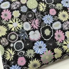 生地　ハギレ　花柄　ボタニカル　リバティ調柄　ブラック