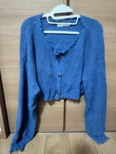 青いフリンジ付きクロップドカーディガン