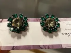 エメラルドグリーンフラワーピアス