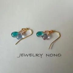 緑と紫のティアドロップビーズのピアス　ステンレス