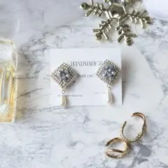 ビーズ刺繍ピアス　アンティーク風　パール