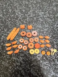 オレンジ色のパンとお菓子のセット