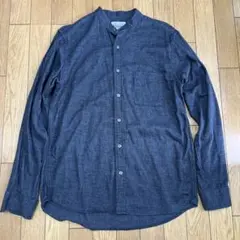 すみ黒色のシャツ