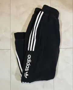adidas パイル地 裏起毛ジョガーパンツ チャコール ブラックXS