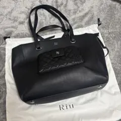 即完売品】Riu リウ Rちゃん 合皮トートバッグ 黒 ロゴプレート付 