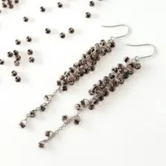 薄紅と漆黒の流線ピアス／イヤリング