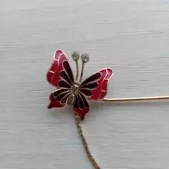 蝶デザインのピンブローチ