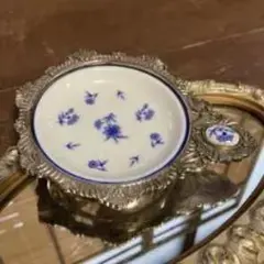 青い花柄の陶器皿