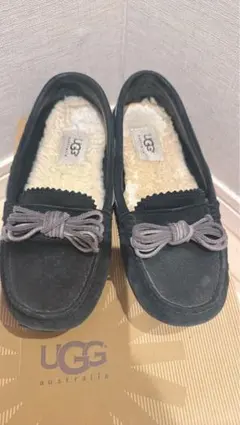 UGG ブラックモカシン リボン付き