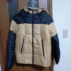 ベージュと黒のフード付きジャケット