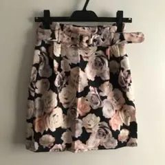 美品♡CECIL McBEE♡薔薇柄ベルト付きタイトミニスカ