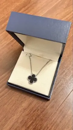 シルバー クローバー型 ネックレス　オニキス　シェル