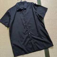 黒 半袖シャツ