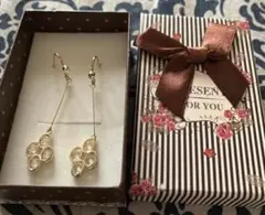 幸運を呼ぶアイテム　フラワーデザイン ロングピアス ゴールド