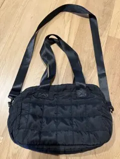 黒いナイロンショルダーバッグ