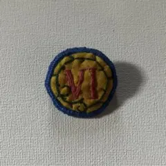 [ハンドメイド] ローマ数字VIの刺繍ブローチ　ナンバーブローチ