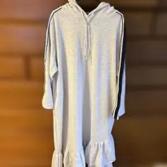 フード付きグレーロングワンピース