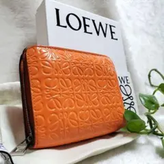 美品 LOEWE ロエベ 二つ折り財布 オレンジ パテントレザー 付属品付きのサムネイル