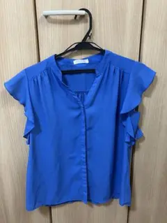 青いフリル袖Vネックシャツ