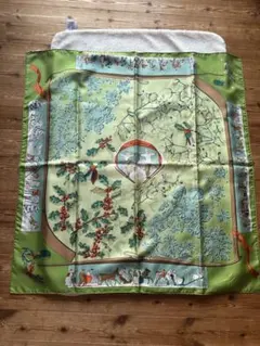 エルメス　緑色のスカーフ