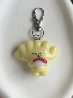 まぐろのお寿司を持つ餃子のキーホルダー