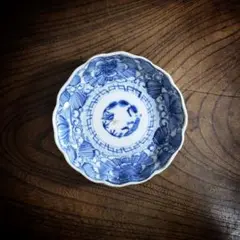 色絵付　皿　鳳凰　ねじり花弁縁　古伊万里　花文　唐草　銘　窯傷　イ号 古伊万里 染付 花と唐草 鳳凰 六角皿 - 生活骨董と古布の