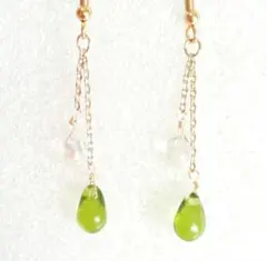 チェコドロップとチェーンのゆらゆらピアス オリーブグリーン×オーロラ