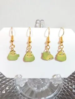 ハンドメイド　鳥　セキセイインコ　ピアス　レジン　グリーン　イエロー　セット1