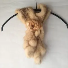 LILA ロシアンセーブルヤーン　マフラー　コサージュ付　ベージュ