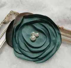 【コサージュ】グリーンカラー　花形ブローチ　パール装飾　クリップ&ピン2WAY
