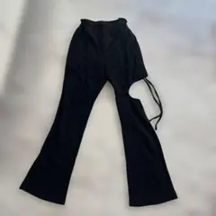 ブラック フレアパンツ 片足デザイン カットアウト風