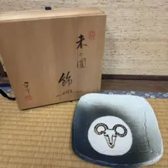 【共箱付】瀬戸 太子窯 鈴木八郎 作 未の図 飾皿 十二支 羊 角皿 骨董 共箱付】瀬戸 太子窯 鈴木八郎 作 未の図 飾皿 十二支 羊 角皿 骨董