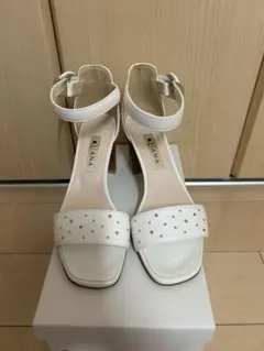 DIANA スタッズ付きホワイトサンダル