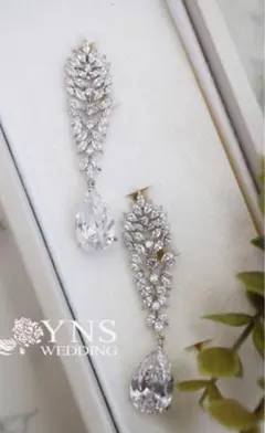 クリスタルドロップ型ピアス