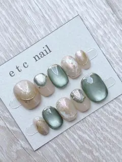 No.396ベリーショート　ネイルチップ　ベージュニュアンス　グリーンマグネット