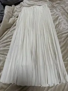 ホワイト プリーツロングスカート