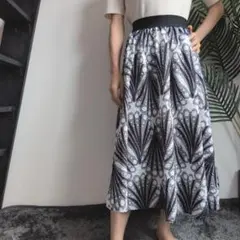 総柄モノトーンリーフ柄フレアスカート Aライン 総ゴムのサムネイル