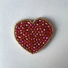 (126) ハート　刺繍　ビーズ　ブローチ　ハンドメイド