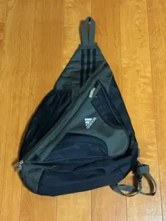 adidasアディダス ワンショルダー バッグ カーキ スリング Y2K