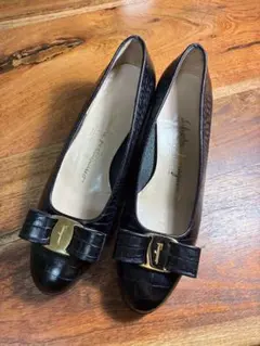 美品Salvatore Ferragamo パンプス クロコ型押し 22cmのサムネイル