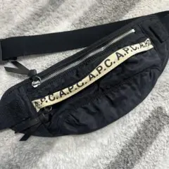 A.P.C. ボディバッグ・ウエストポーチ ブラック - メルカリ