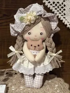 ミニ猫ちゃんを抱っこした小さなカントリードールちゃん　ハンドメイド