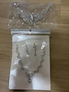 ウェディングアクセサリーセット　ピアス　ネックレス　ティアラ
