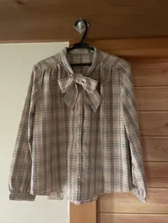 リボン付きベージュ系チェック長袖シャツ Mサイズ