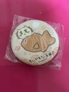 ちいかわもぐもぐ本舗川越店限定 鯛だらけなマット缶バッジ シーサー