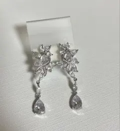 クリスタル装飾のシルバーイヤリング