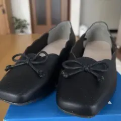 mllk lo tusリボン付きブラックフラットシューズ
